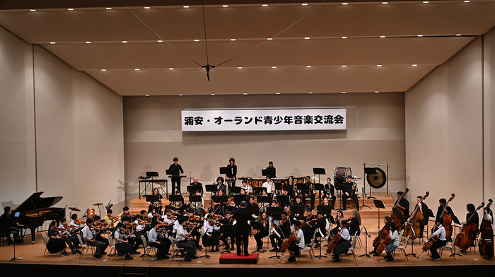 写真：フロリダ・シンフォニー・ユース・オーケストラと浦安ユースオーケストラ、明海中学校管弦楽部の合同演奏の様子
