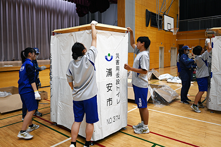 写真：仮説トイレ設営の様子