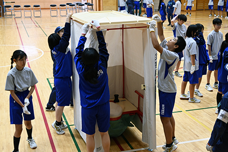 写真：仮設トイレの屋根を付ける様子