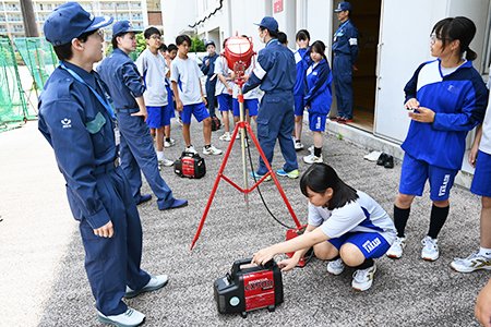 写真：投光器を始動する様子