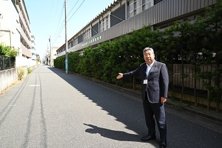 写真：5.5メートル道路の上に立つ市長の様子
