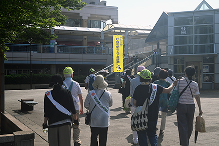 写真：新浦安駅前の街頭キャンペーンに向かう参加者