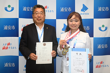 写真：佐藤真理子選手と市長の記念撮影
