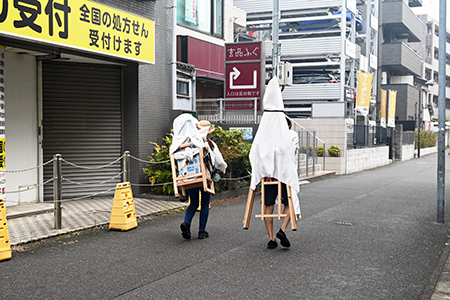 写真：ダイニングストラクチャーを背負って歩く様子