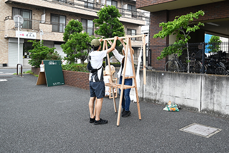 写真：道路で組み立てる様子1