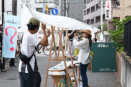 写真：道路で組み立てる様子2