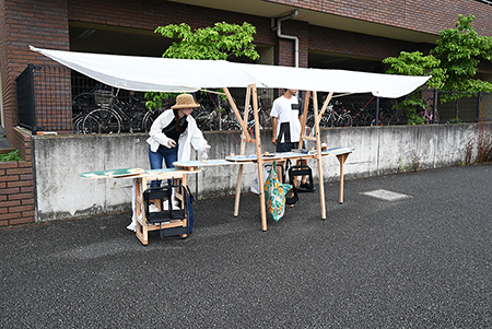 写真：屋根とテーブルが完成したダイニングストラクチャー