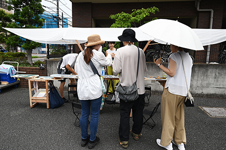 写真：会場に立ち寄って話す人々