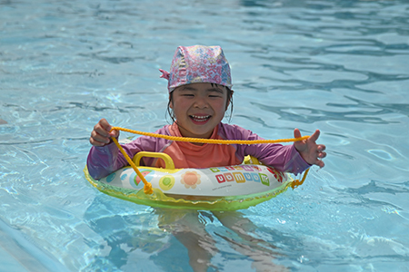 写真：プールを楽しむ子どもの様子