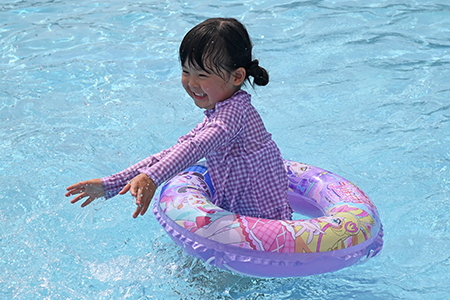 写真：プールを楽しむ子どもの様子