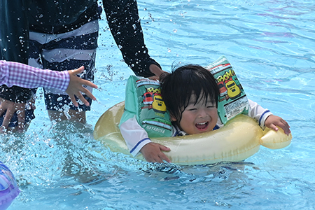 写真：プールを楽しむ子どもの様子