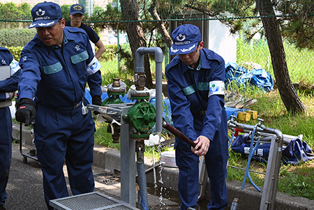 写真：手動ポンプを使用している様子