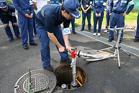 写真：仮設給水栓で給水を行っている様子