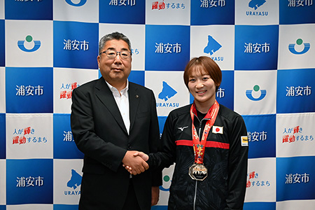 藤城選手と内田市長の記念撮影