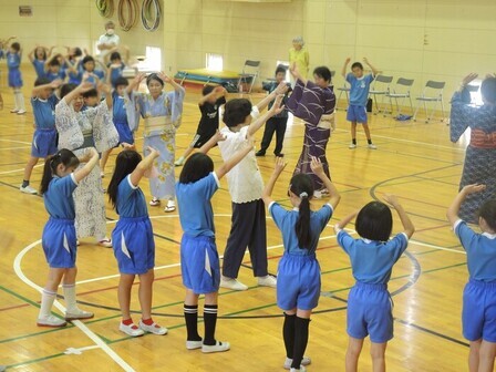 写真：盆踊り体験の様子