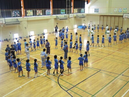 写真：輪になっての練習の様子