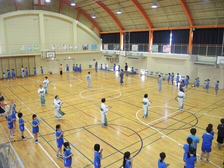 写真：大きな円になって通しで踊る様子