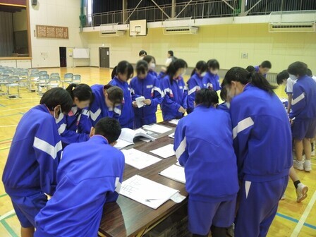 過去の入賞作品を見る生徒