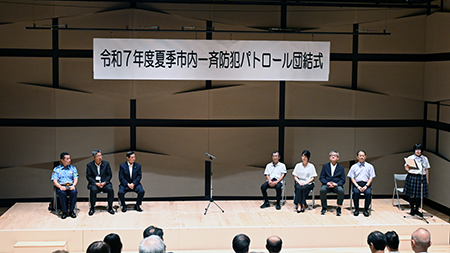 写真：木名瀬大介さんと市長の記念撮影