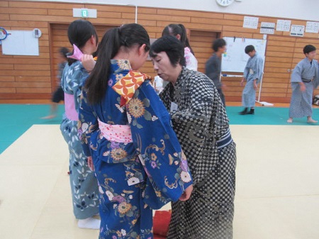 写真：着付けを教えてもらっている様子