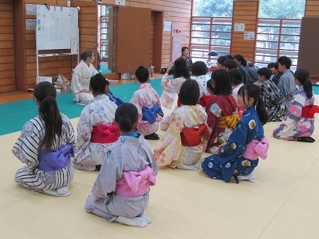 写真：立ち振る舞いを教わっている様子