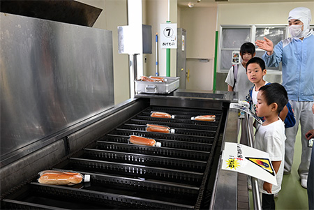写真：揚げ物体験の様子