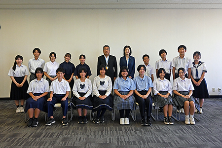 写真：平和使節団の皆さんと市長、教育長の記念写真