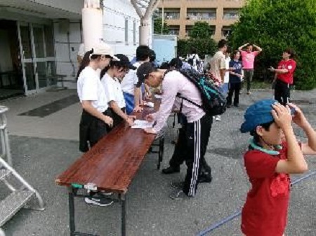 写真：園芸部が受付をしている様子