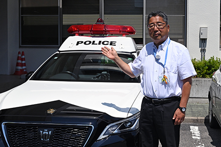 写真：パトカーと市長
