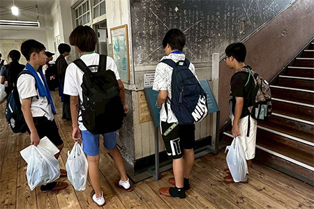 写真：袋町小学校平和資料館見学の様子