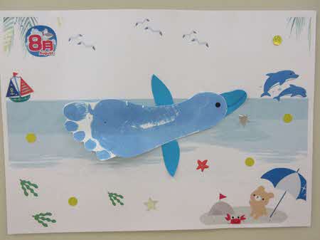 イルカが広い海でのびのびと泳ぐイメージです。深い海と浅い海があります。