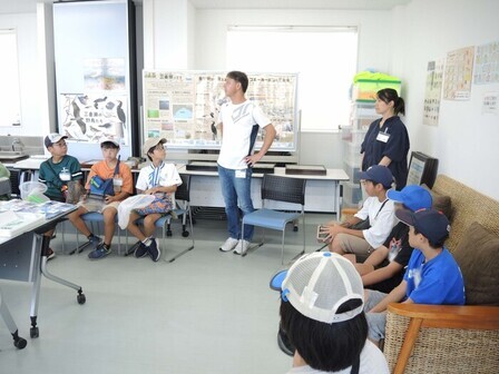 施設内での自己紹介の様子