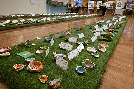 写真：「つながりの花壇」の展示の様子