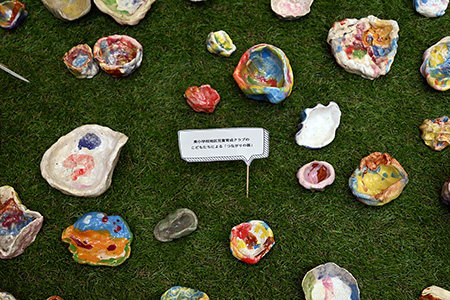 写真：「つながりの花壇」展示の様子