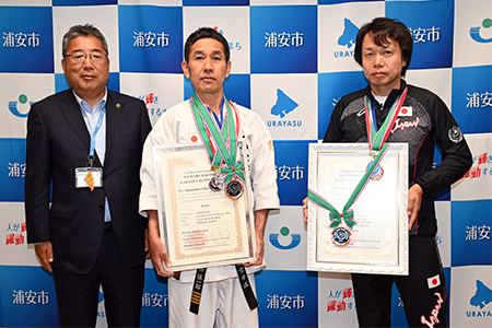  写真：奥選手、堀口選手と内田市長の記念撮影