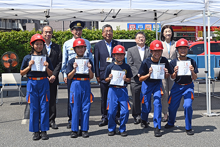 写真：激励の品を持った選手たちの集合写真