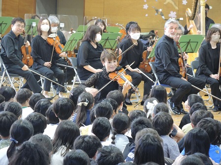 児童の目の前で演奏