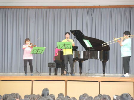 楽団員による演奏の様子