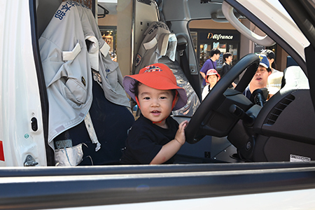 写真：救急車の運転席に乗せてもらった子どもの様子