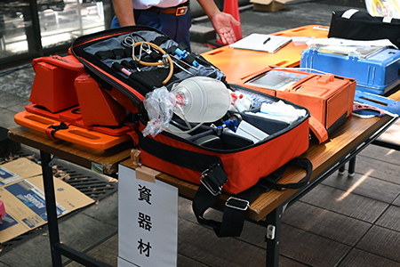 写真：救急資器材の展示の様子