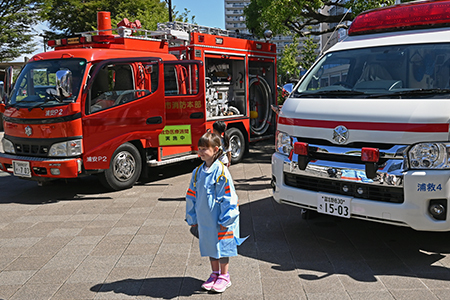 写真：感染防止衣を着た子どもの様子