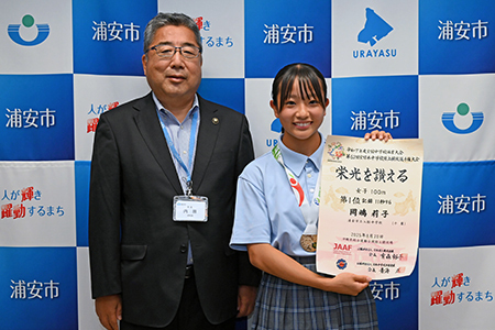 写真：賞状、メダルを持った岡嶋選手と市長