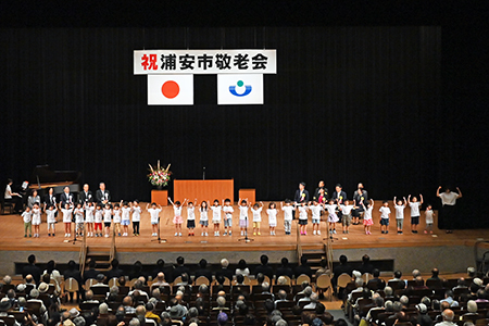 写真2：保育園児たちが歌う様子