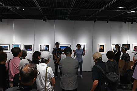 写真：審査員の先生による講評の様子2
