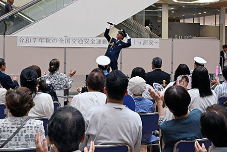 写真：歌唱する青山さん