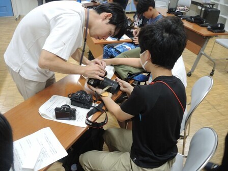 写真：写真クラブでの指導の様子