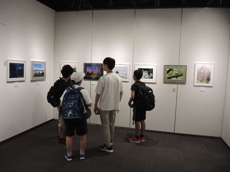 浦安市写真展を鑑賞している様子