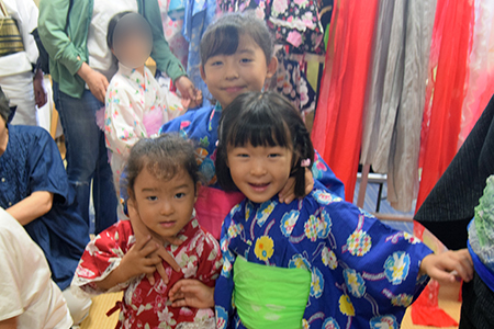 写真3：浴衣を着た女の子たち