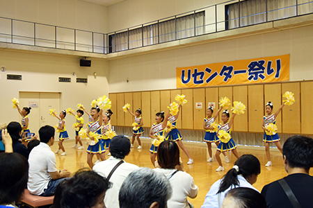 写真2：チアダンスを踊る子どもたち