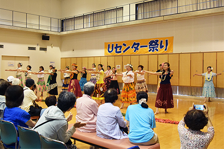 写真1：フラダンス教室の発表の様子